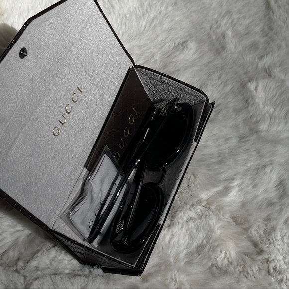 Gucci black sunglasses with silver GG logo on arm - Picture 5 of 6